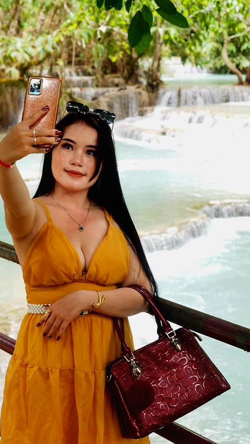Die Wasserfälle von Kuang Si sind ein echter Hingucker - das sieht diese asiatische Touristin genauso und macht von sich ein Selfie. Die spannende Reportage zu dieser Bildergalerie lesen Sie auf unserem Premiumportal nn.de