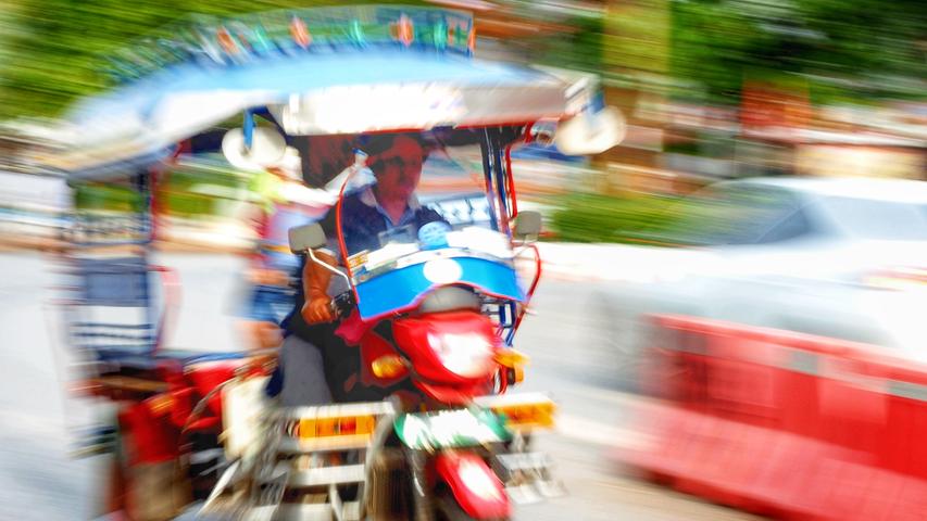 Ein Tuktuk rast durch Luang Prabang. Laos ist so anders als die anderen Südostasiatischen Länder: Mit Gleichmut und viel Gelassenheit geben sich die Menschen mit ihrem einfachen Leben zufrieden, als Buddhisten streben sie nicht nach Geld, sondern nach einer glücklichen Seele. Tauchen sie mit unseren schönsten Fotos einer Kreuzfahrt auf dem Mekong ein in dieses geheimnisvolle Land. Die spannende Reportage zu dieser Bildergalerie lesen Sie auf unserem Premiumportal nn.de
