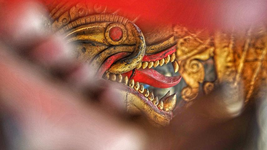 Ein Drache im Tempel von Luang Prabang durchs Drachenmaul fotografiert. Die spannende Reportage zu dieser Bildergalerie lesen Sie auf unserem Premiumportal nn.de