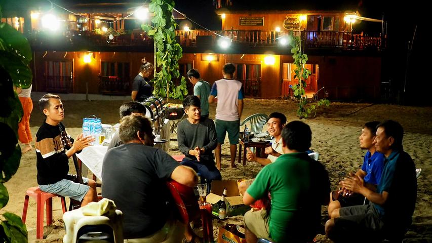 Abends baut die Crew auf der Sandbank ein Barbecue auf und singt mit den Gästen bis tief in die Nacht hinein Lieder. Die spannende Reportage zu dieser Bildergalerie lesen Sie auf unserem Premiumportal nn.de