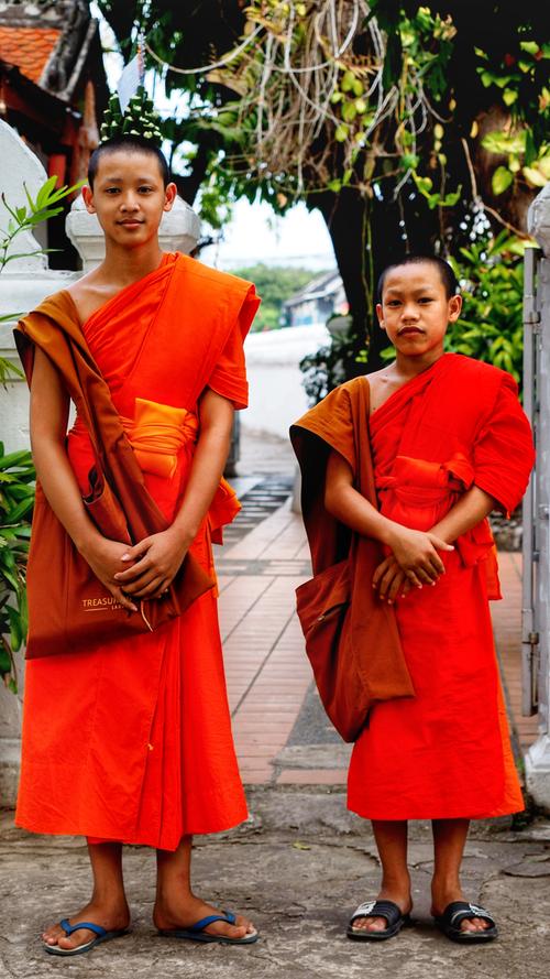 Hier stellen sich zwei junge Mönche extra für den Fotografen in Pose.