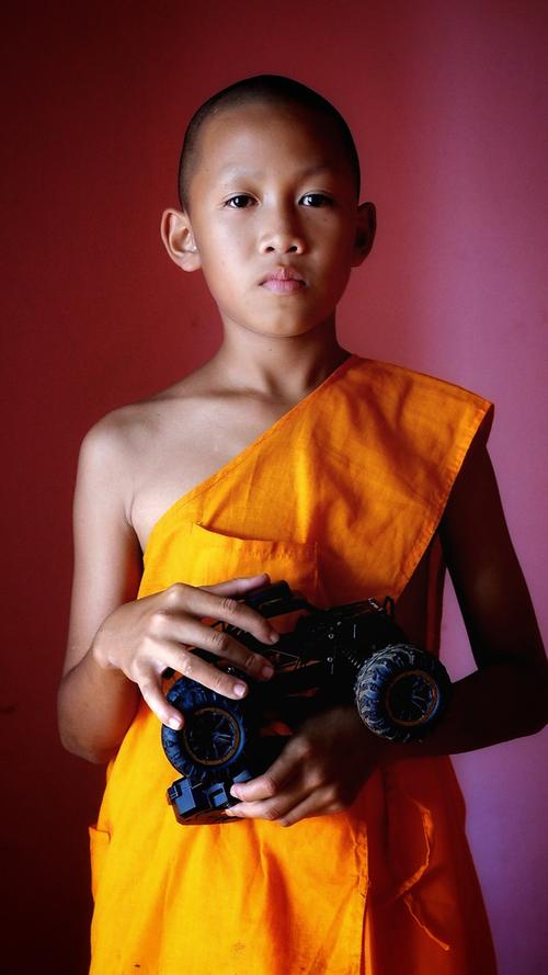 Ein junger Mönch in einem Kloster von Vientiane - er ist noch ein Kind und hält stolz sein ferngesteuertes Auto in der Hand. Was für ein Gegensatz in einem Foto. Die spannende Reportage zu dieser Bildergalerie lesen Sie auf unserem Premiumportal nn.de
