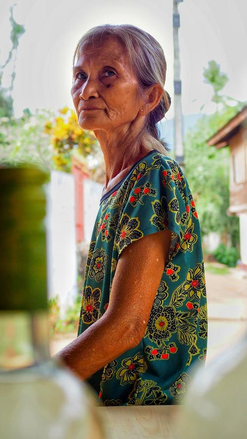 Ein paar Flusskilometer weiter aufwärts brennt diese alte Dame im Dorf der Schnapsbrenner aus Reis so genannten Mekong-Whiskey. Die spannende Reportage zu dieser Bildergalerie lesen Sie auf unserem Premiumportal nn.de
