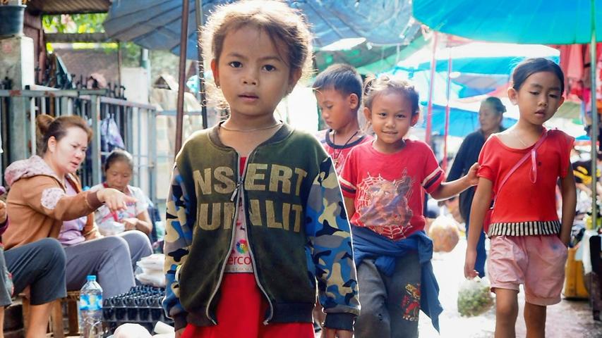 Auf dem Morgenmarkt in Luang Prabang zieht diese Kinderschar durch die Verkaufsstände. Die spannende Reportage zu dieser Bildergalerie lesen Sie auf unserem Premiumportal nn.de