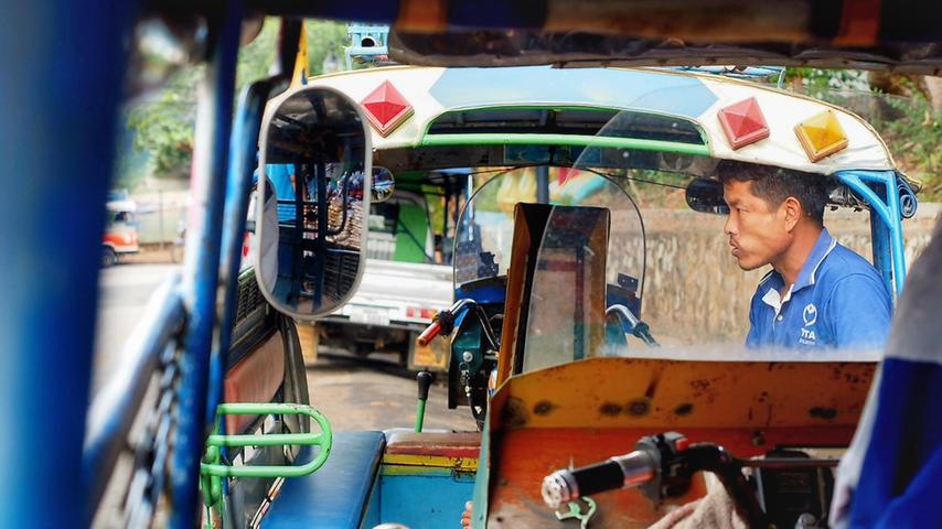 Ein Tuktuk-Fahrer wartet in Luang Prabang auf Kundschaft. Die spannende Reportage zu dieser Bildergalerie lesen Sie auf unserem Premiumportal nn.de