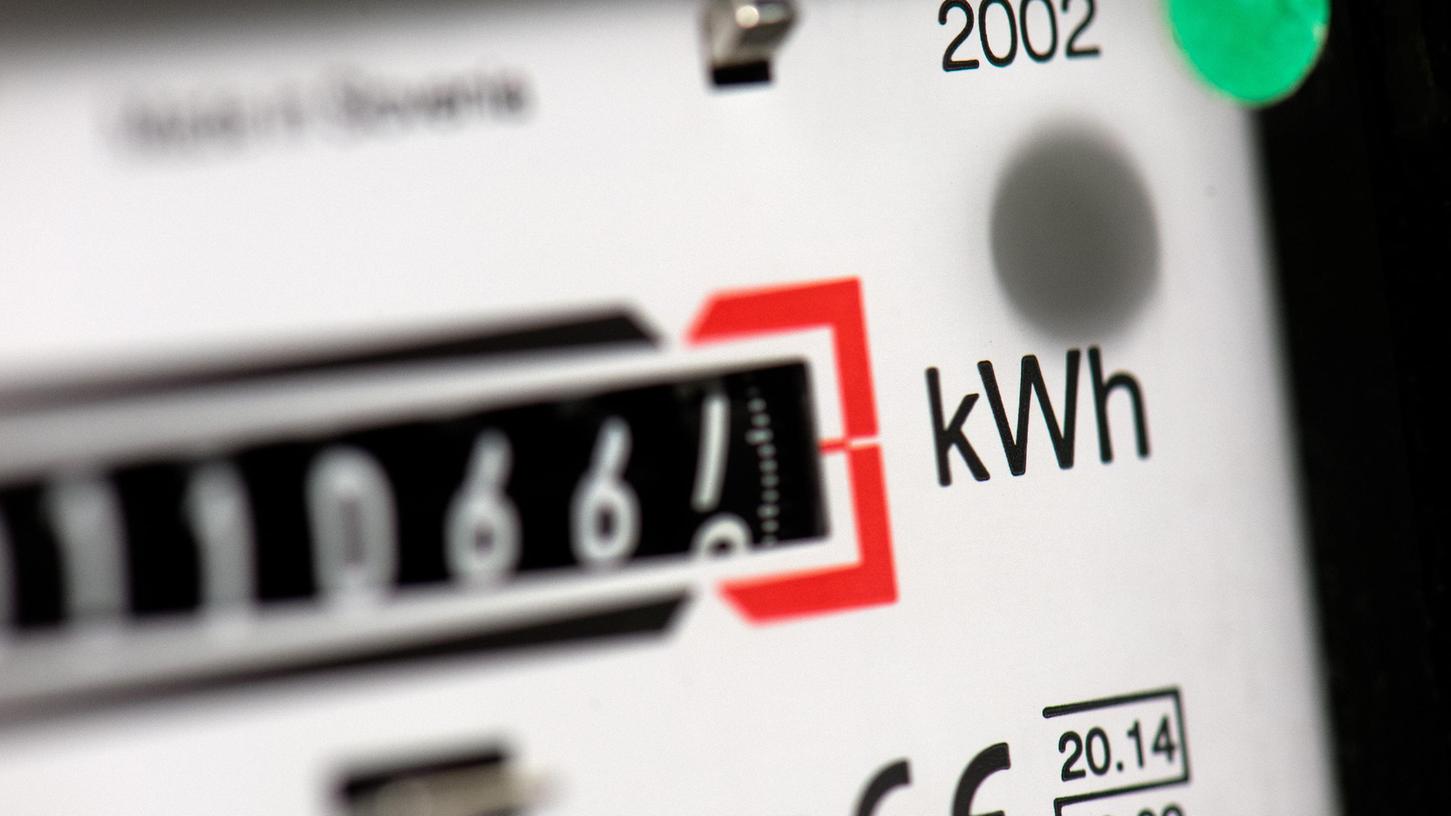 Der Stromzähler läuft, doch die Kosten werden gedämpft - unter anderem durch die Energiepreispauschale.