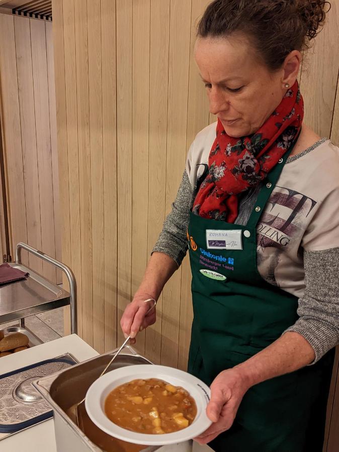 Romana teilt das Essen aus. Romana teilt das Essen aus.