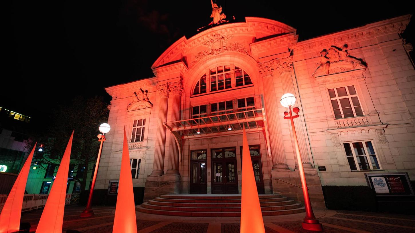 Mit orange angestrahlten Gebäuden wie dem Fürther  Stadttheater setzte SI 2021 Zeichen. Um Energie zu sparen, ist diesmal eine andere Aktion geplant.