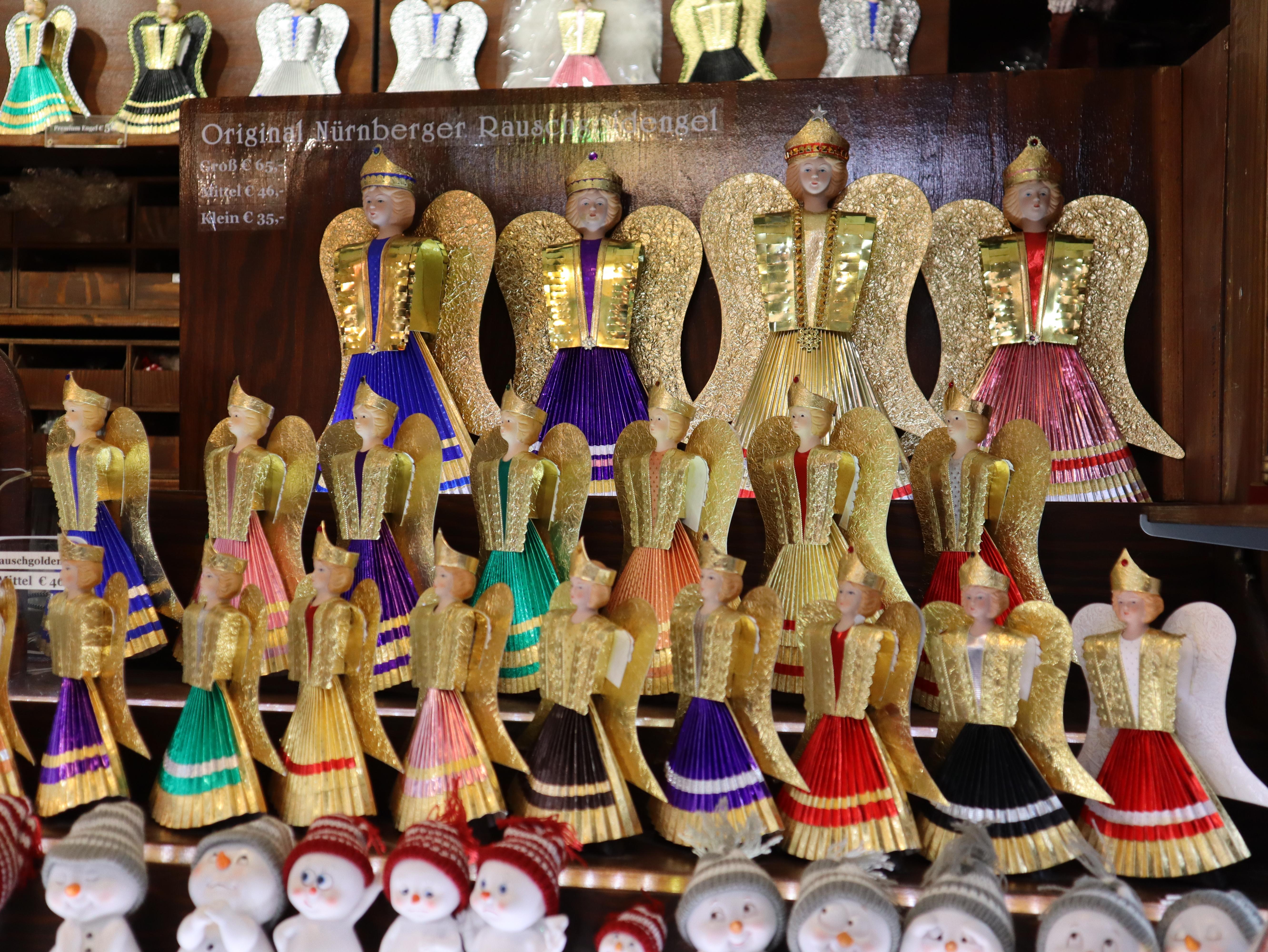 In der Bude 26 von Ralf Rehder finden Sie Rauschgoldengel und Christbaumschmuck.