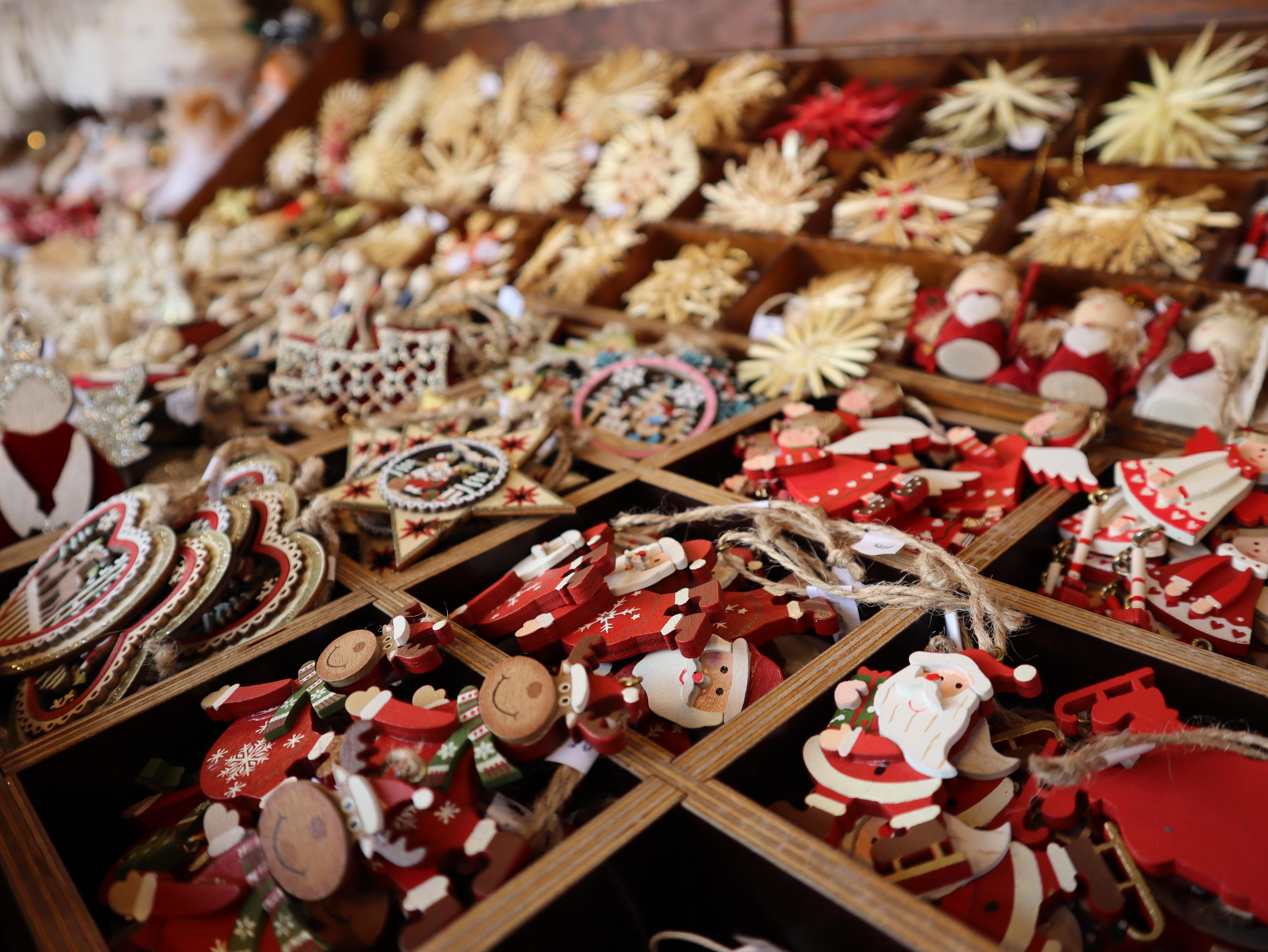 Gabriele Ulrich verkauft in Bude 103 altdeutschen Christbaumschmuck.