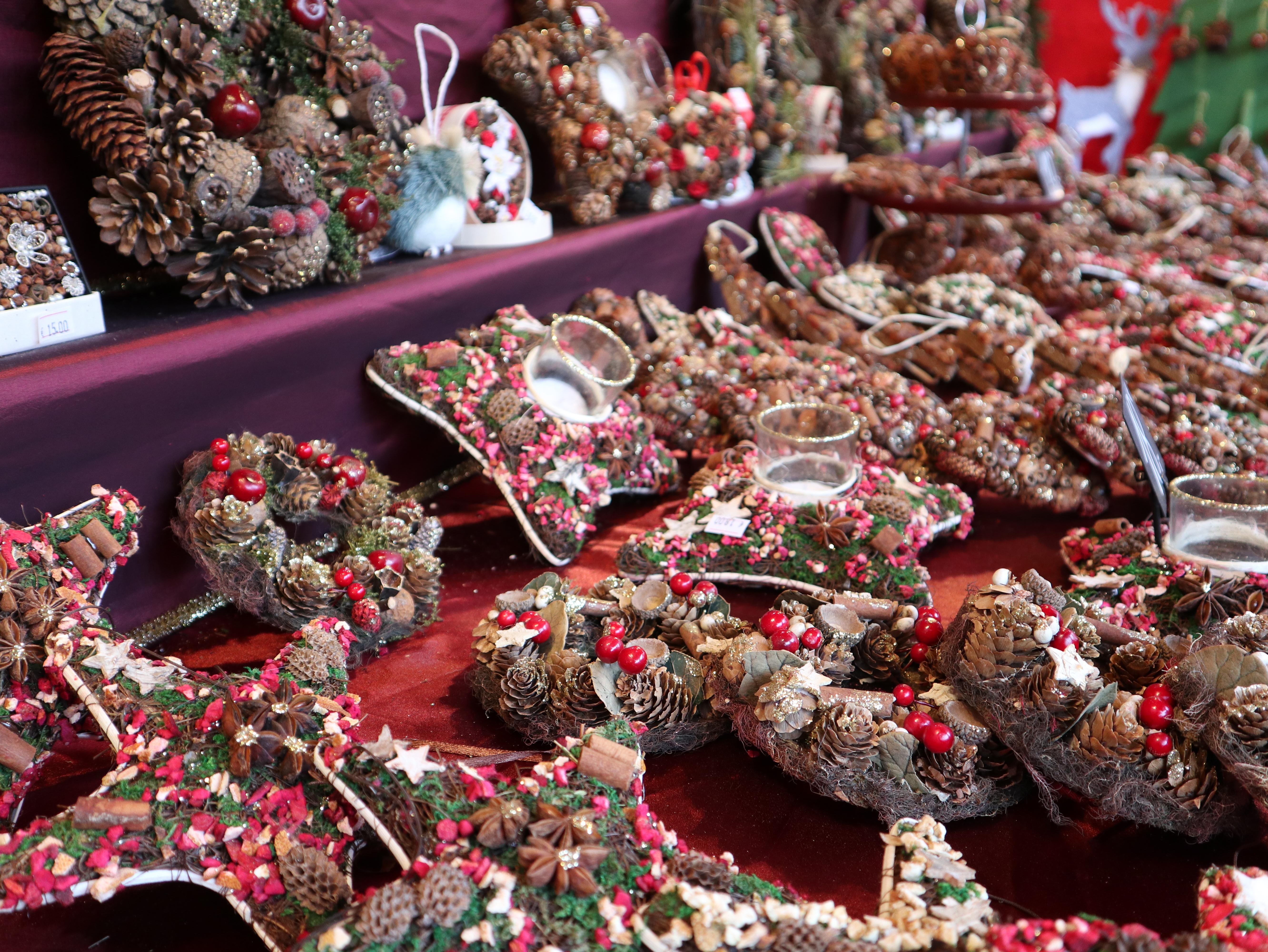 In Bude 13 finden Sie die Trockenfloristik-Kunstwerke von Marco Weihmann.