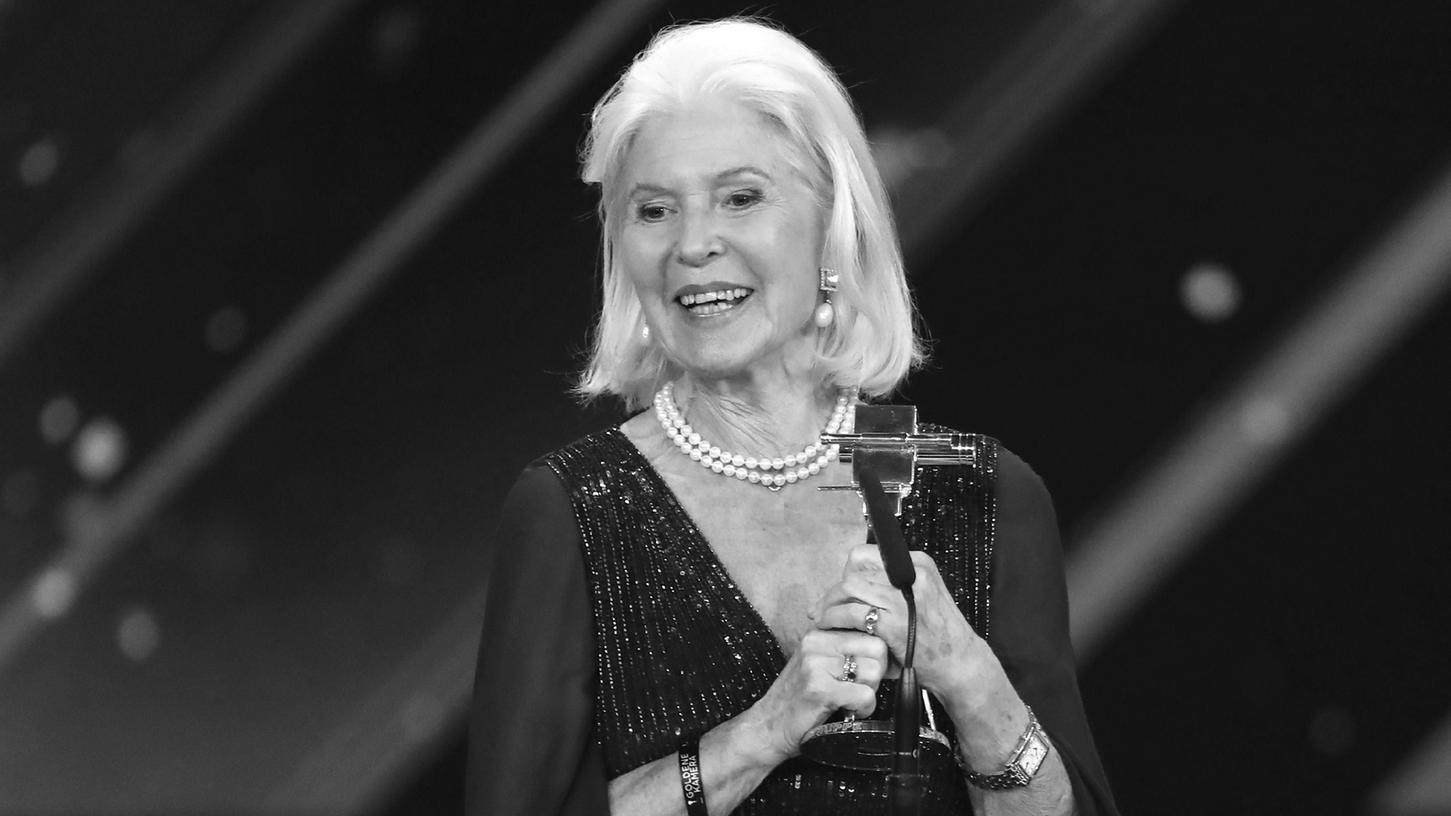 Die Schauspielerin Christiane Hörbiger wurde mit der Goldenen Kamera für ihr Lebenswerk ausgezeichnet. Christiane Hörbiger ist am 30.11.2022 im Alter von 84 Jahren in Wien gestorben.