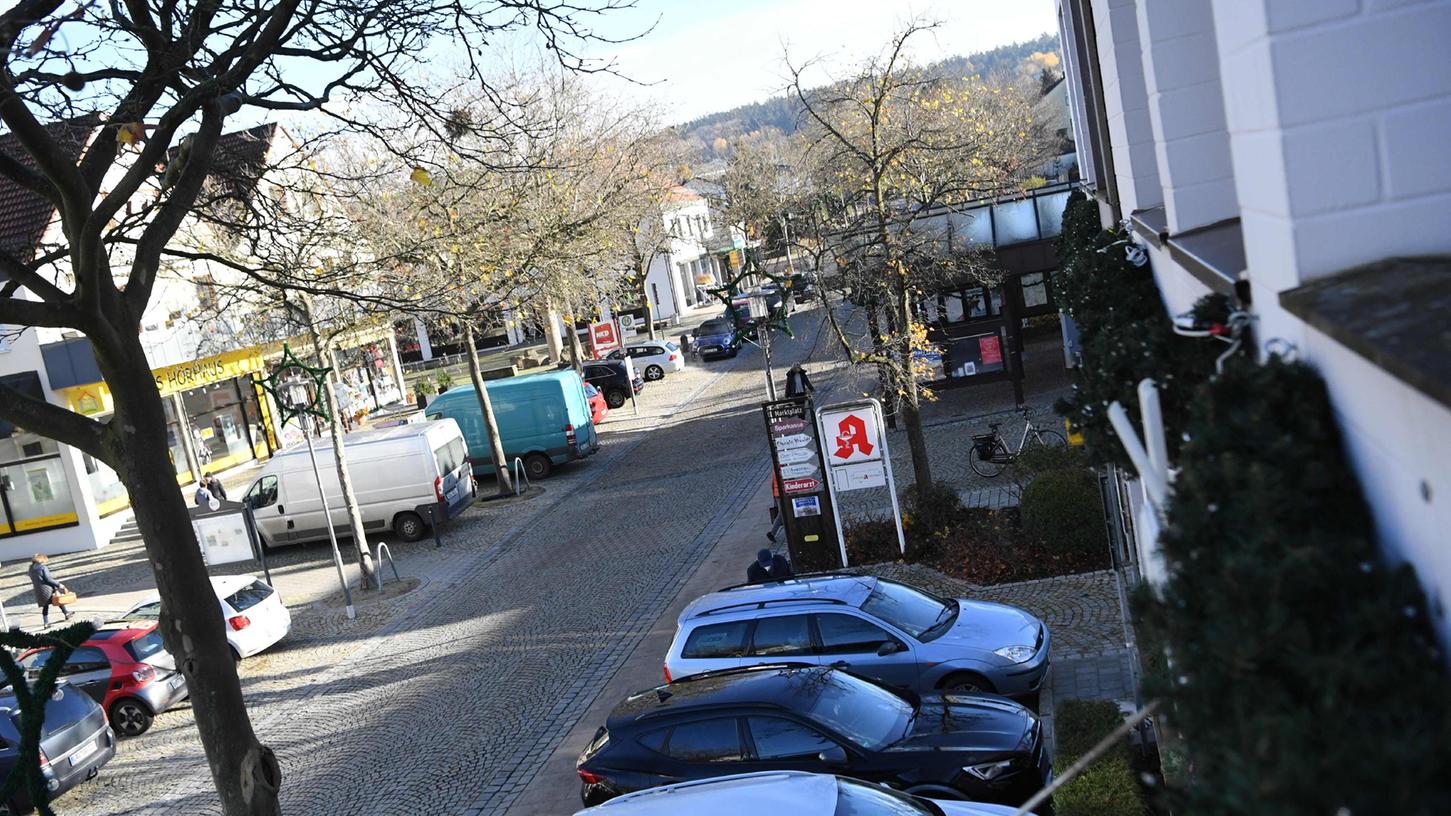 In Postbauer-Heng tobt ein Streit: Das Centrum soll verkehrsberuhigt werden; dabei sollen Parkplätze verschwinden.