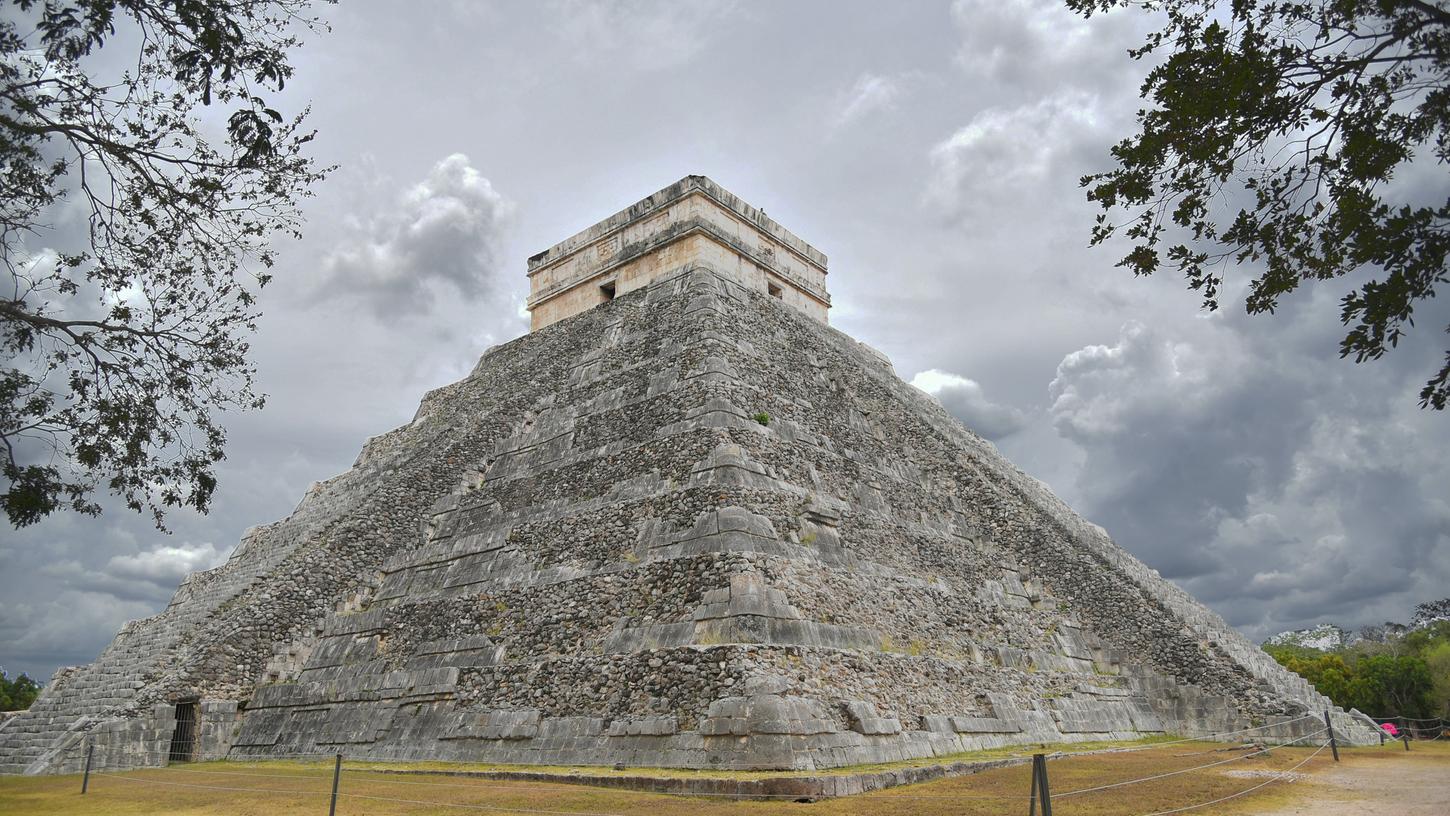 Ein Zaun soll Besucherinnen und Besucher der Castillo-Tempelpyramide davon abhalten, die heilige Stätte zu besteigen. 