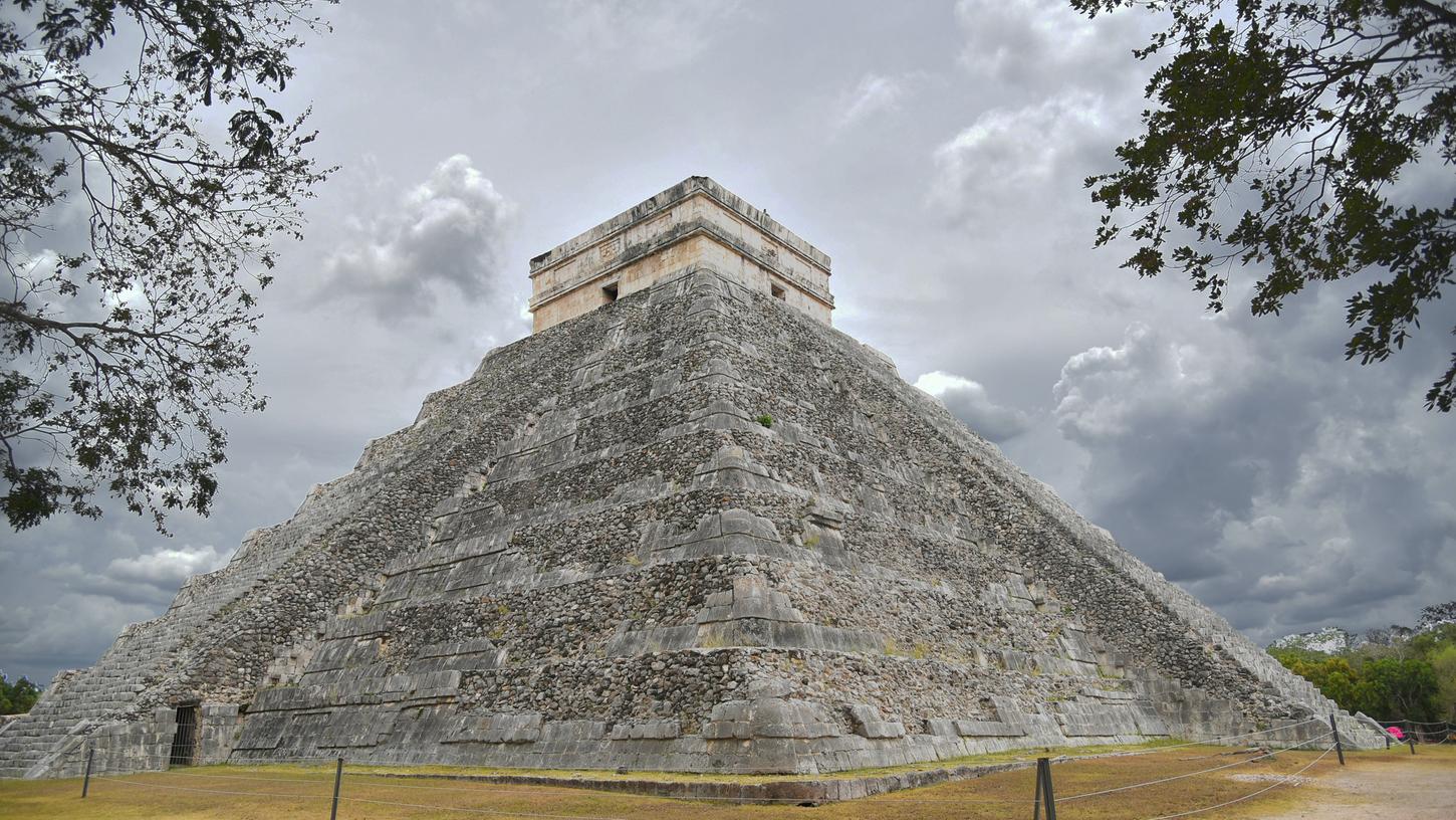 Ein Zaun soll Besucherinnen und Besucher der Castillo-Tempelpyramide davon abhalten, die heilige Stätte zu besteigen. Ein Zaun soll Besucherinnen und Besucher der Castillo-Tempelpyramide davon abhalten, die heilige Stätte zu besteigen.