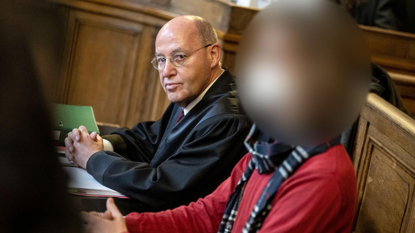 Der Angeklagte (r.) neben seinem Anwalt Gregor Gysi. Der Angeklagte (r.) neben seinem Anwalt Gregor Gysi.
