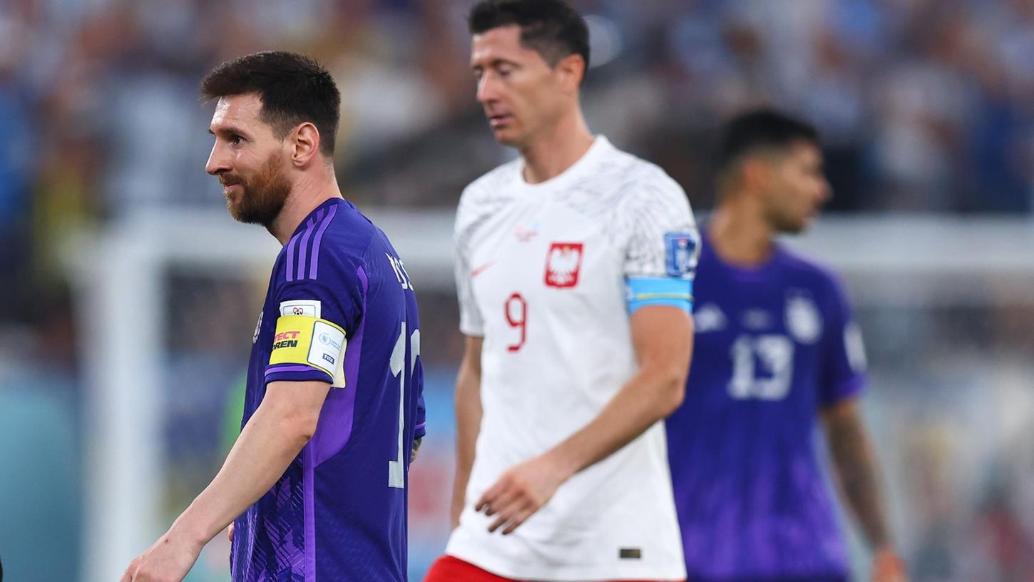 Beide sind weiter: Argentiniens Lionel Messi (l) und Polens Robert Lewandowski im letzten Gruppenspiel.