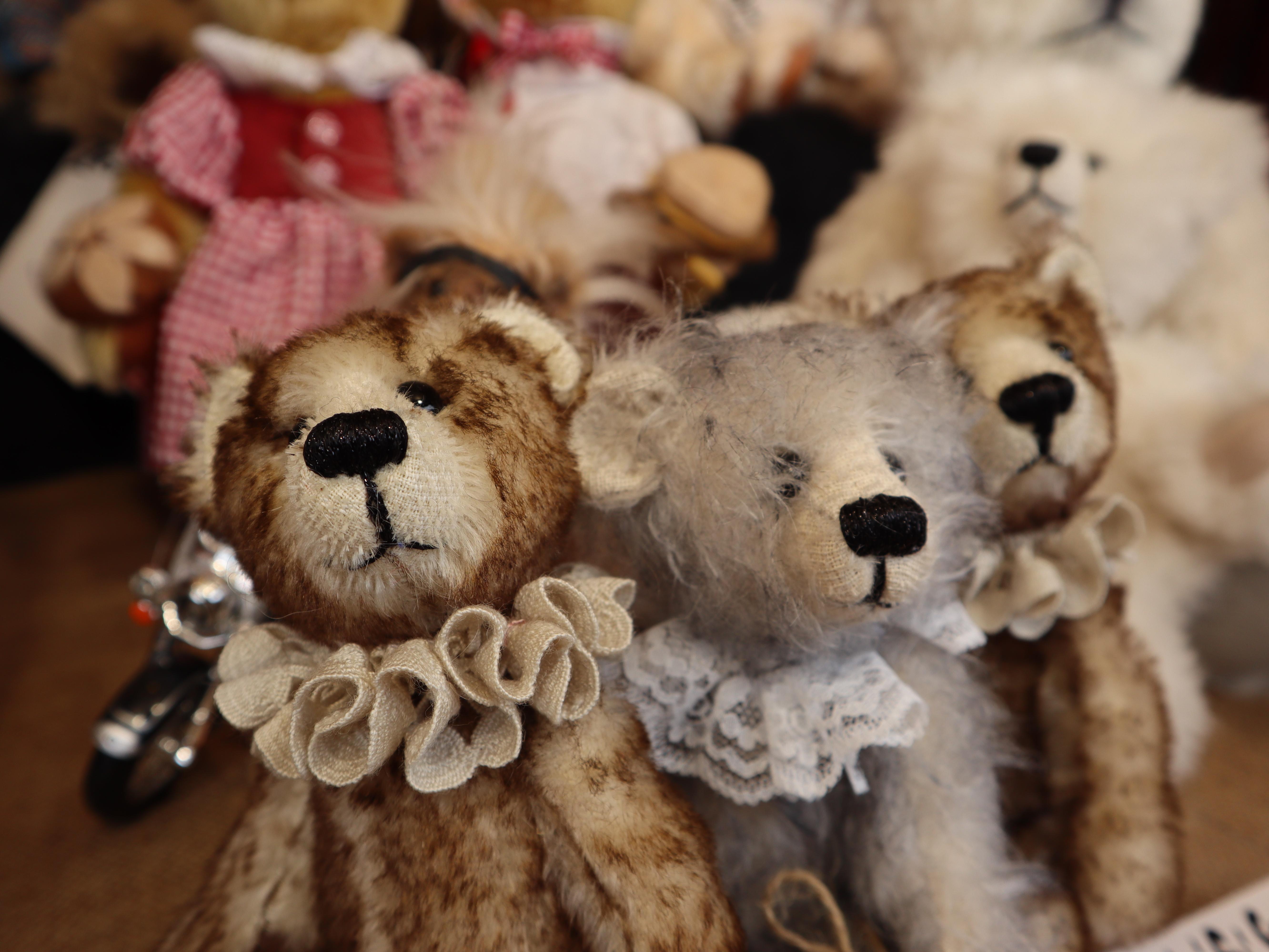 Neben Elisabeth Wimmer tummeln sich weiche Teddyb&auml;ren in Bude 93.