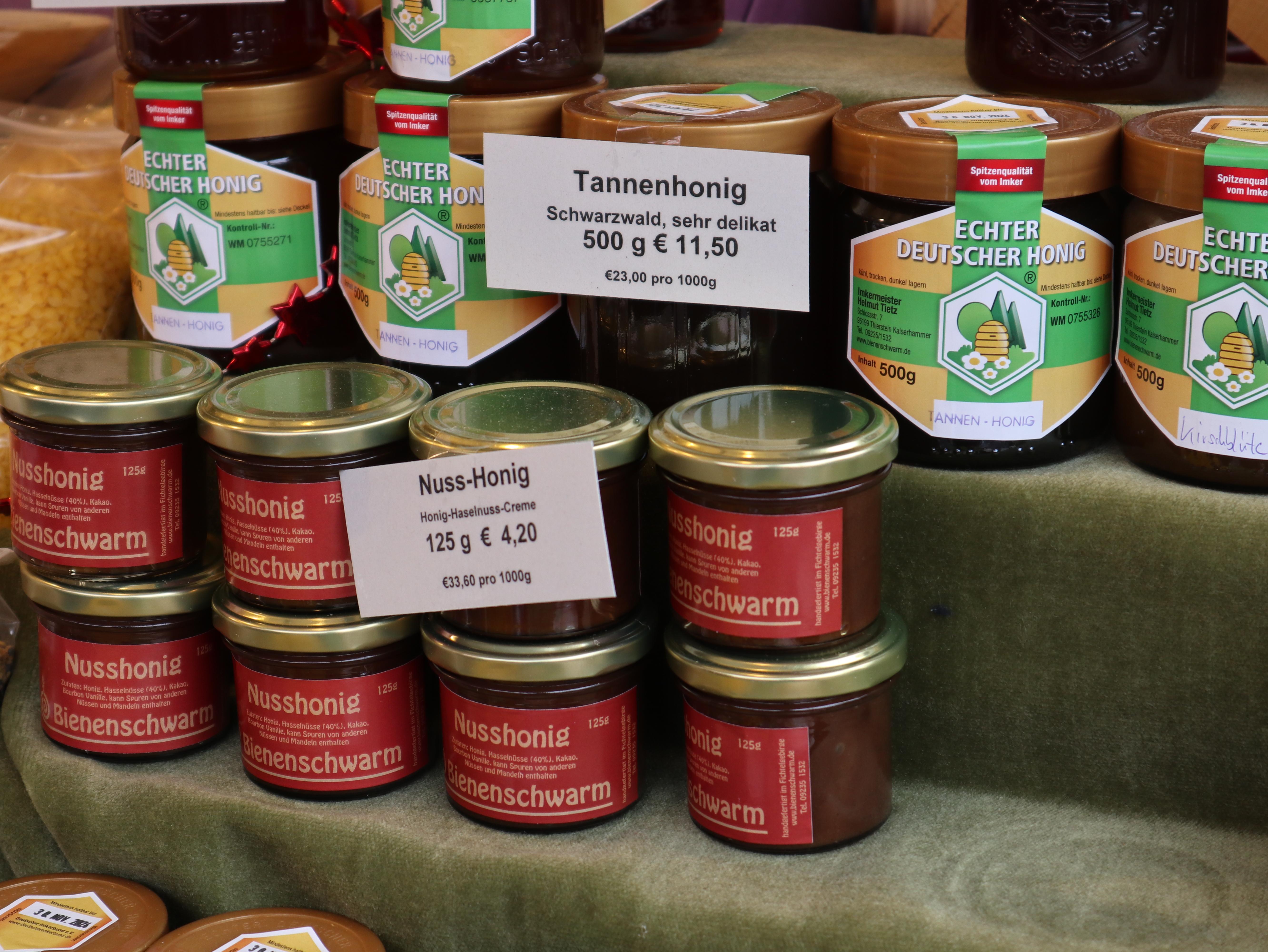 Im Bienenschwarm bei Juliane Neuffer-Tietz in Bude 63 gibt es alle Produkte rund um Bienen.