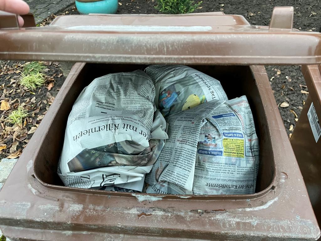 Den Biomüll in altes Zeitungspapier einzuwickeln kann helfen. Den Biomüll in altes Zeitungspapier einzuwickeln kann helfen.