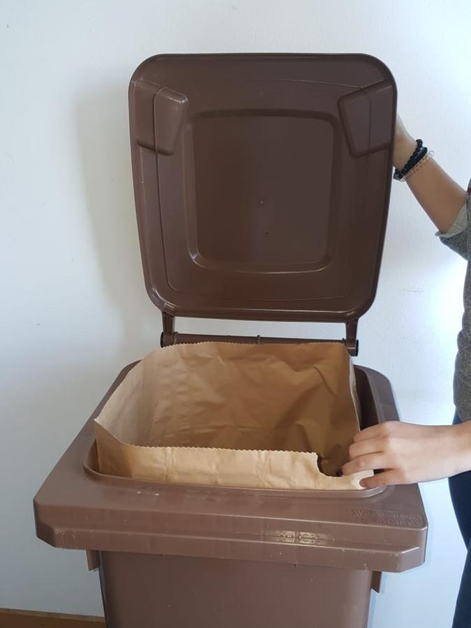 Solche großen Papiertüten zum Auskleiden der Tonne gibt es im Landkreis Neustadt/Aisch-Bad Windsheim. Solche großen Papiertüten zum Auskleiden der Tonne gibt es im Landkreis Neustadt/Aisch-Bad Windsheim.