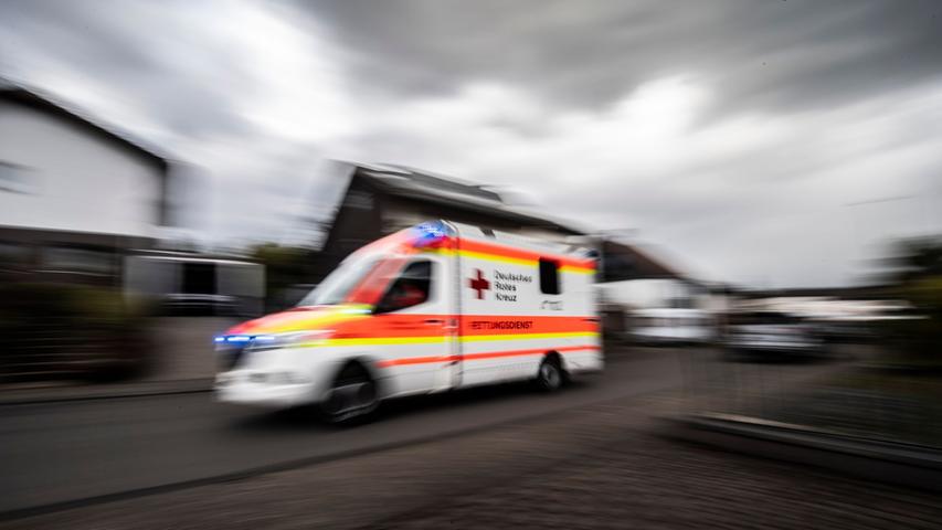 Unerlaubtes Abbiegen sorgt für Unfall im Kreis Ansbach: Schwangere kracht mit SUV in stehende Autos