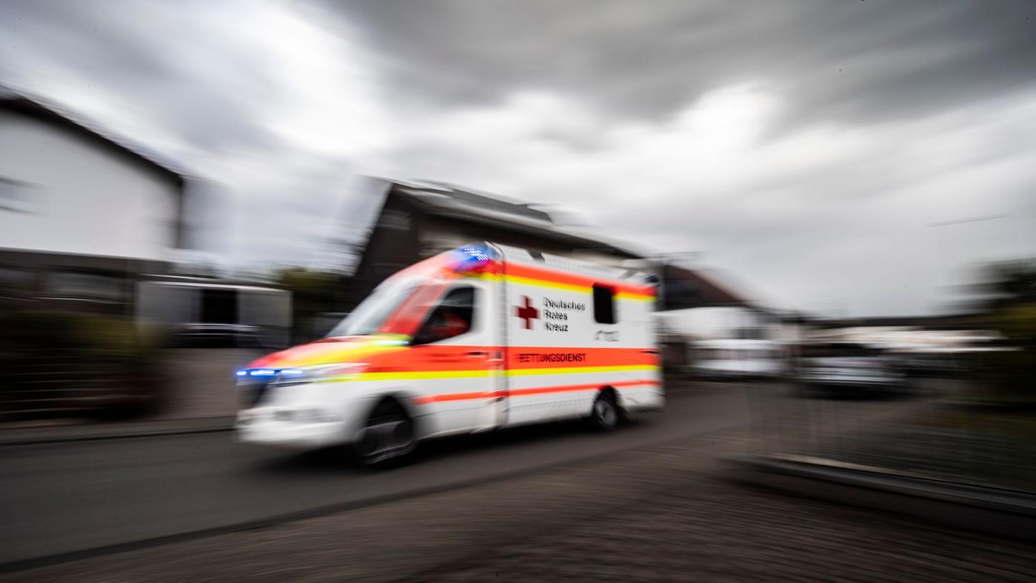 Drei Verletzte, darunter eine schwangere Frau, wurden ins Klinikum Ansbach gebracht (Symbolbild).