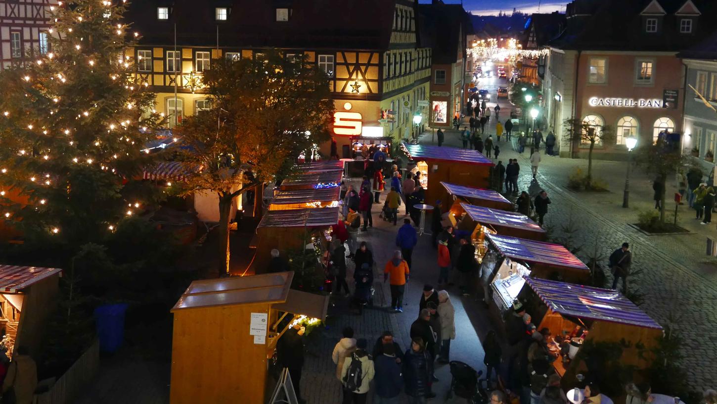 Vom Marktplatz aus erstreckt sich der stimmungsvolle Neustädter Weihnachtsmarkt durch die Altstadt. Foto: Harald Munzinger