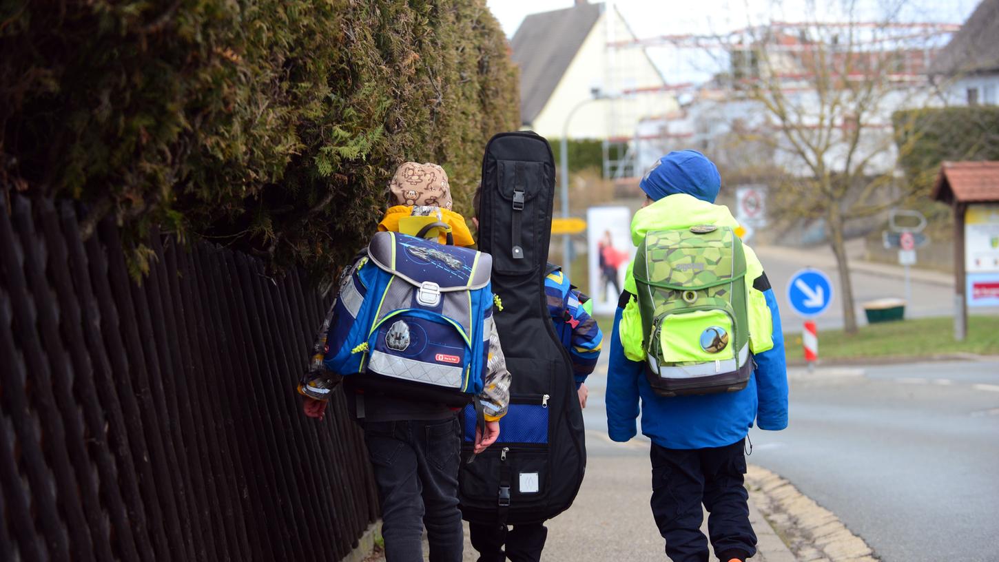 inder sind auf dem Weg zur Schule oft den Gefahren des Verkehrs ausgesetzt. Ehrenamtliche sollen ihnen deshalb an kritischen Stellen behilflich sein. inder sind auf dem Weg zur Schule oft den Gefahren des Verkehrs ausgesetzt. Ehrenamtliche sollen ihnen deshalb an kritischen Stellen behilflich sein.