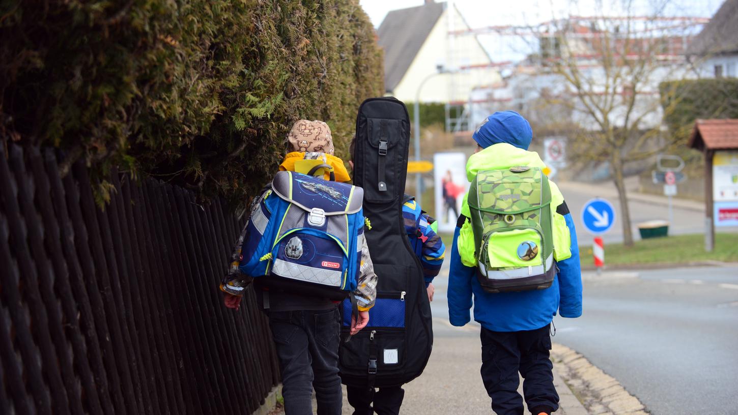 inder sind auf dem Weg zur Schule oft den Gefahren des Verkehrs ausgesetzt. Ehrenamtliche sollen ihnen deshalb an kritischen Stellen behilflich sein.