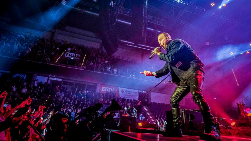 Am Donnerstagabend trat Rapper Kontra K in der ausverkauften Nürnberger Arena auf. Die Fans und der Sänger waren bei dem Konzert mit vollem Körpereinsatz dabei. 