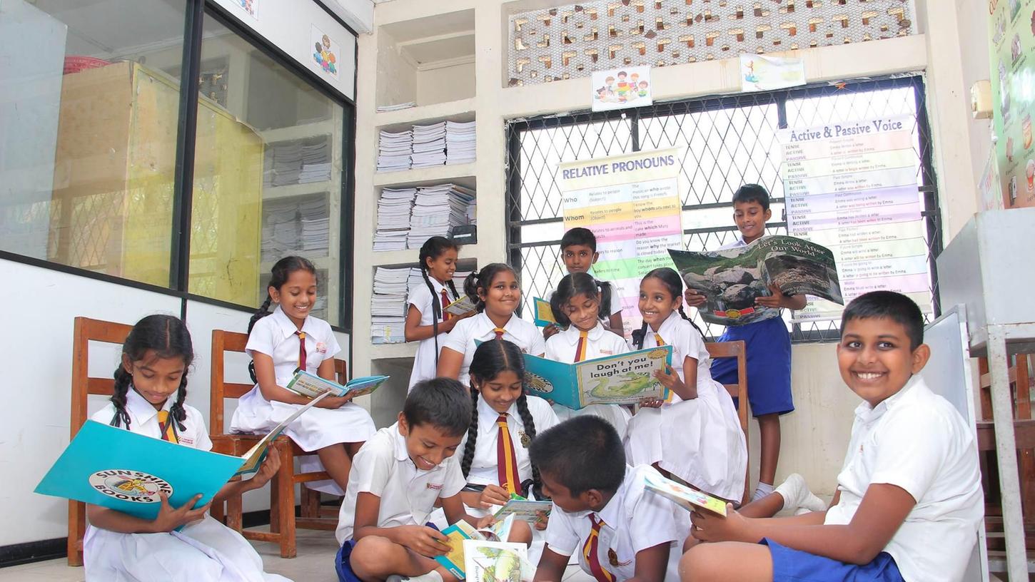 Diese Kinder gehen dort zur Schule, wo das einst Rita Franz tat. Alle Erstklässler der „Saman Vidyalaya“ Schule sollen nun Schulbücher für den Schuljahresbeginn bekommen. 
