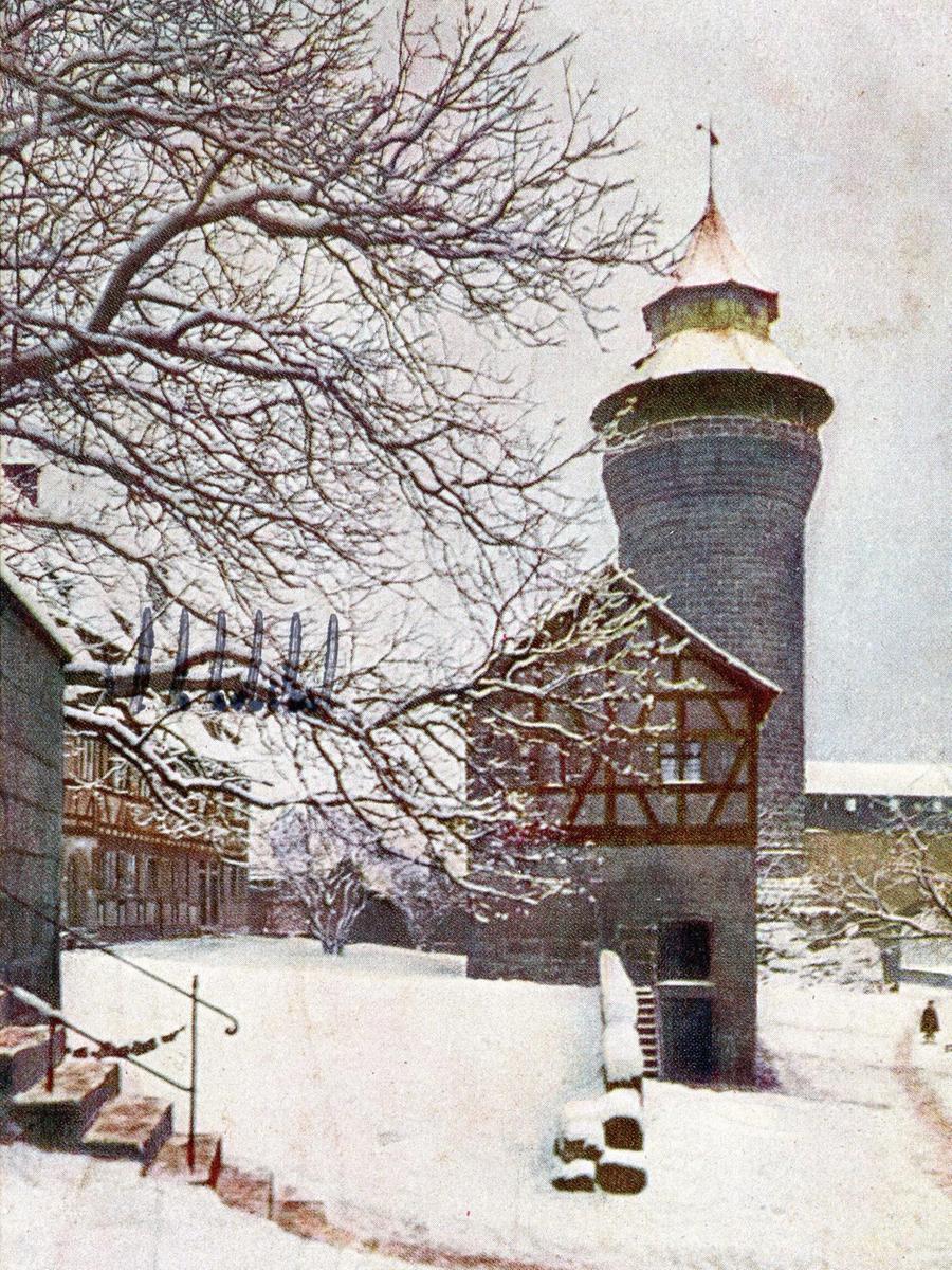 Künstliche Farben, aber echten Schnee bietet diese Ansichtskarte der Zeit um 1905. Sie gehörte zu einer Serie von Winterkarten, die der Verlag Ernst Nister anbot.  