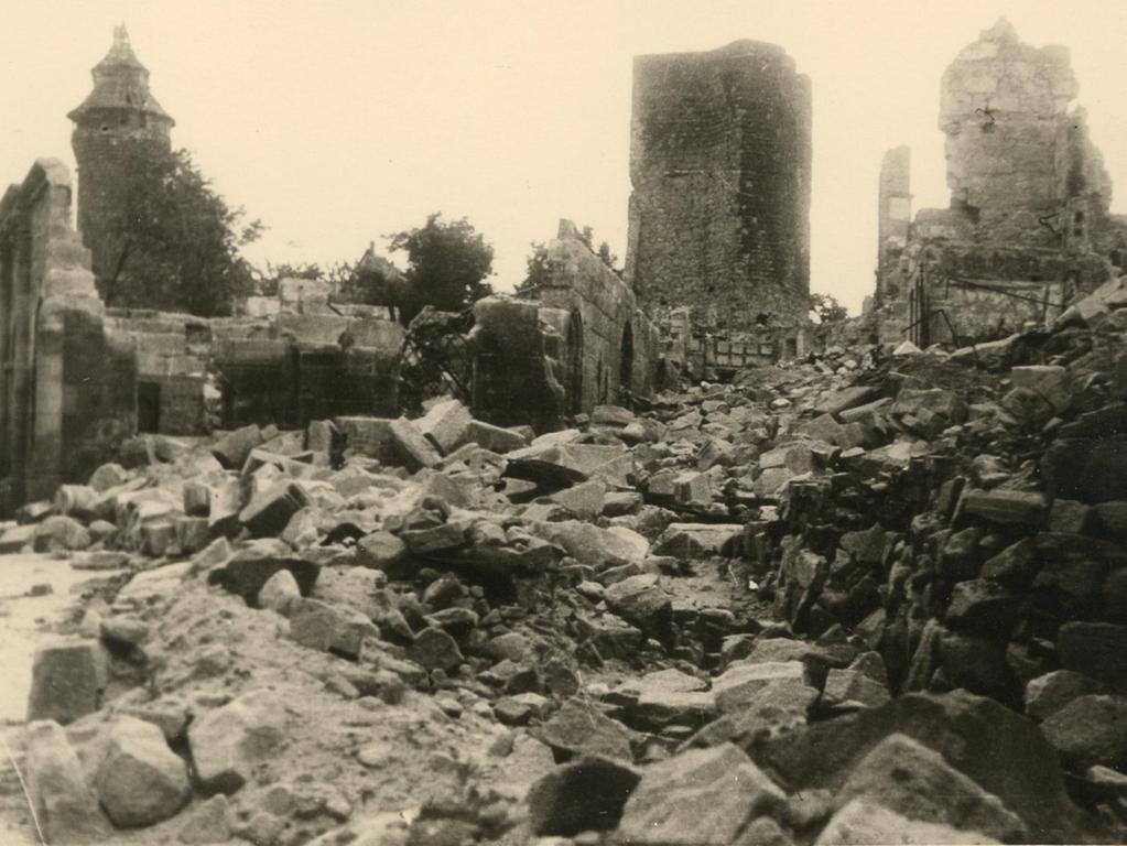 Eines der vielen Wunder inmitten der Zerstörung: 1945 liegen Luginsland und Kaiserstallung in Ruinen, doch fern ragt unbeschädigt der Sinwellturm aus den Trümmern.  