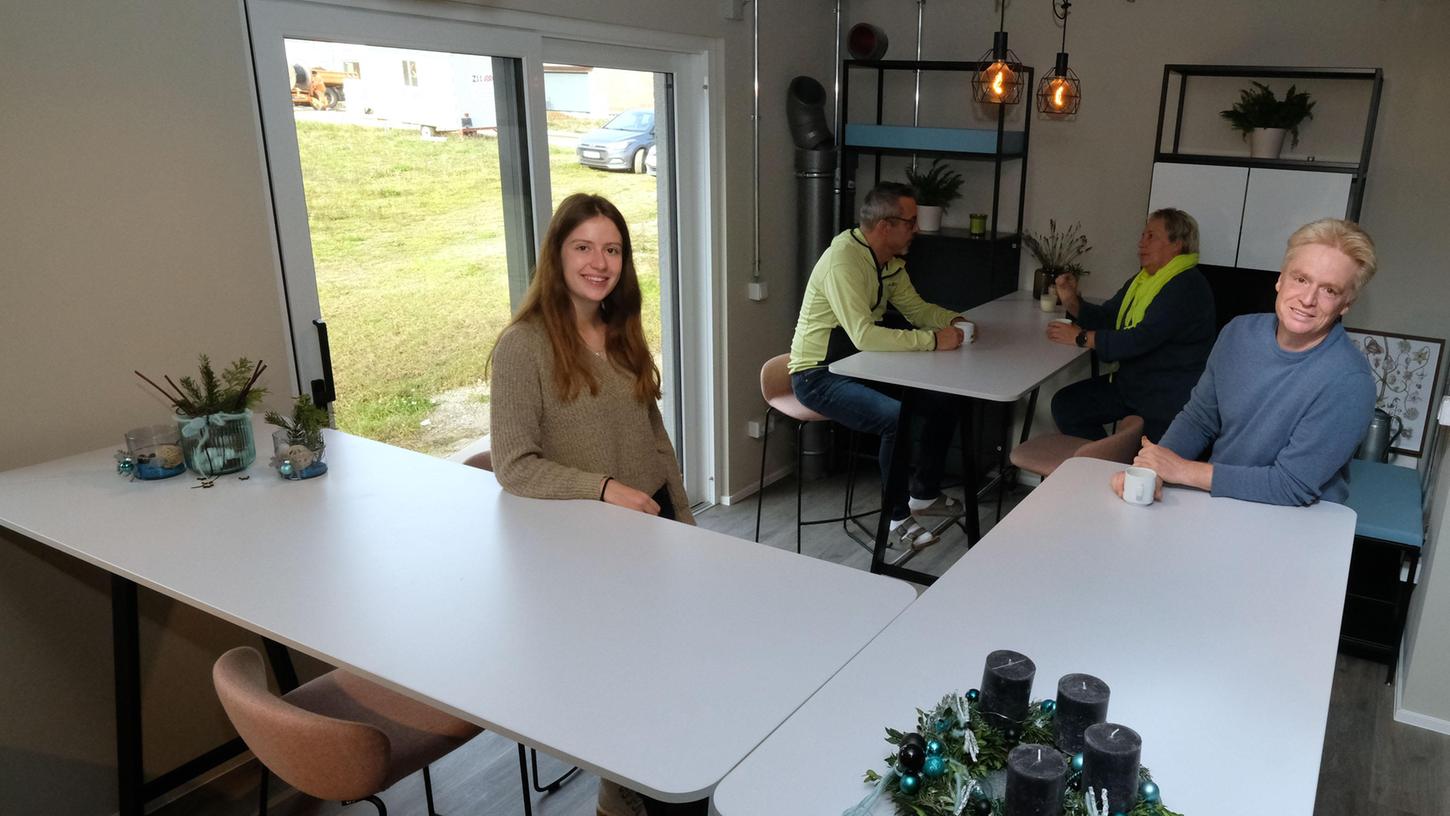 Jochen Renner (re.) mit seiner Tochter Hannah und zwei Mitarbeitern der Firma FIMA Hausbau im neuen Coworking-Space in Berg-Richtheim.
