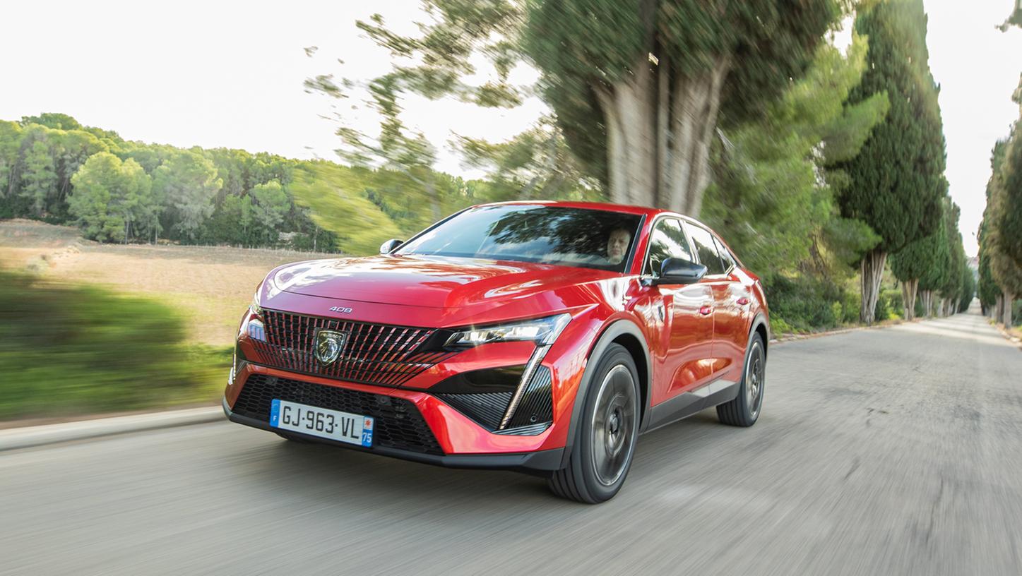 Peugeot 408: Im Gesicht trägt er die markentypischen Tagfahrleuchten im Säbelzahn-Look, das Topmodell "GT" bekommt Matrix-LEDs. Peugeot 408: Im Gesicht trägt er die markentypischen Tagfahrleuchten im Säbelzahn-Look, das Topmodell "GT" bekommt Matrix-LEDs.