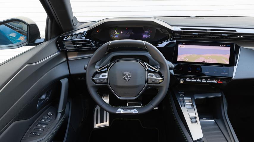 Typisch Peugeot: Das sogenannte "i-Cockpit" mit kleinem Lenkrad und digitalem Fahrerinstrumentarium. Ein Head-up-Display gibt es für den 408 nicht. Typisch Peugeot: Das sogenannte "i-Cockpit" mit kleinem Lenkrad und digitalem Fahrerinstrumentarium. Ein Head-up-Display gibt es für den 408 nicht.