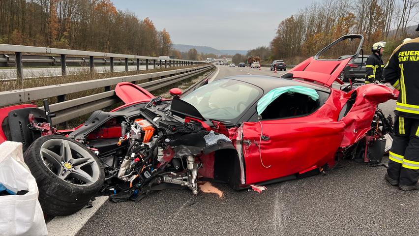 59-Jähriger verliert Kontrolle über Ferrari auf der A9: Luxus-Bolide komplett zerstört