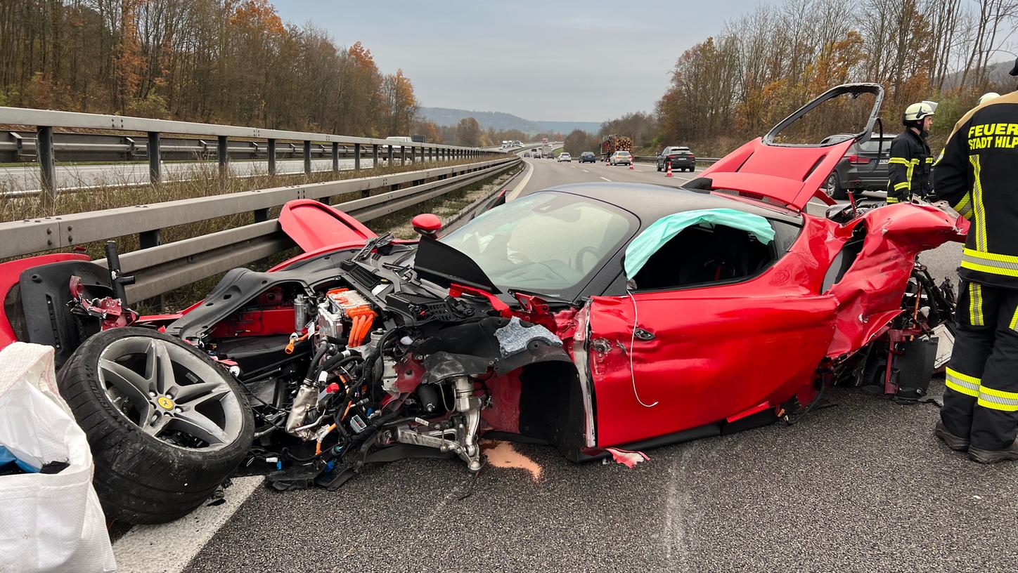 Der Luxus-Wagen ist nach dem Unfall nur noch Schrott.