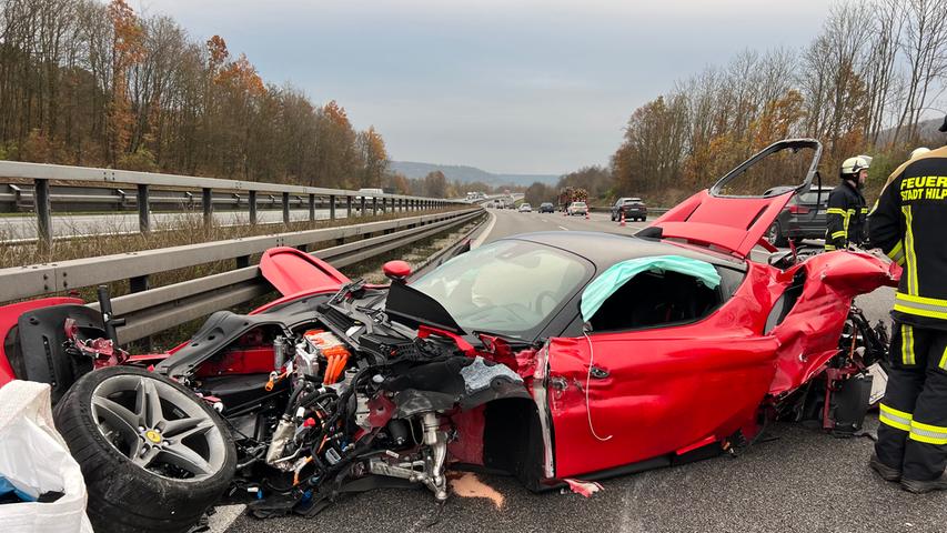 Ferrari-Fahrer kracht in Leitplanke: A9 zwischen Hilpoltstein und Greding komplett gesperrt