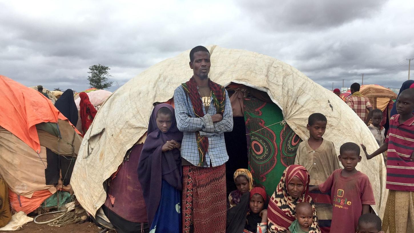 Habibas Familie lebt in einer zeltartigen Hütte in einem Flüchtlingslager in Somalia.