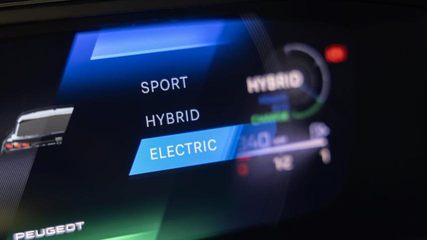 Die Fahrmodi beim Plug-in-Hybriden heißen Sport, Hybrid und Electric.