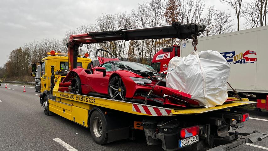 Ferrari-Fahrer kracht in Leitplanke: A9 zwischen Hilpoltstein und Greding komplett gesperrt