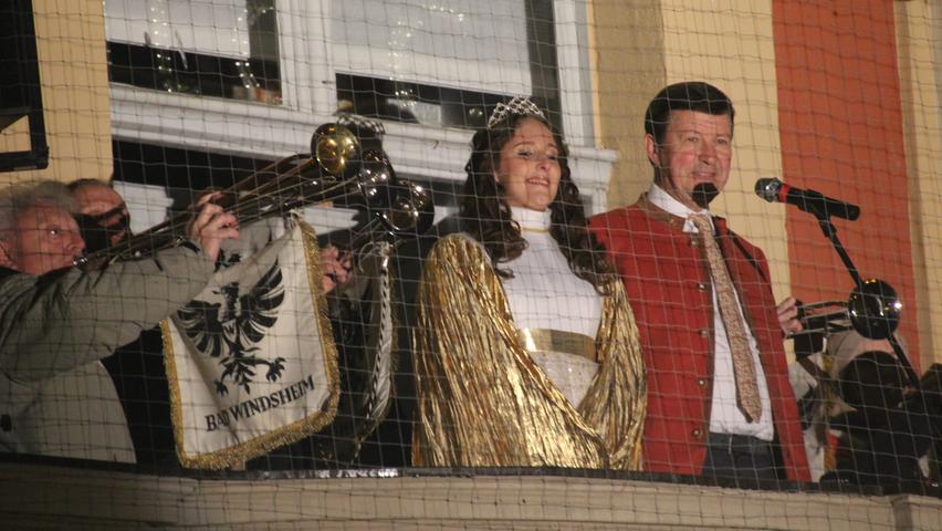 Christkind Annelie Jacob sowie Bürgermeister Jürgen Heckel eröffneten den Weihnachtsmarkt.
