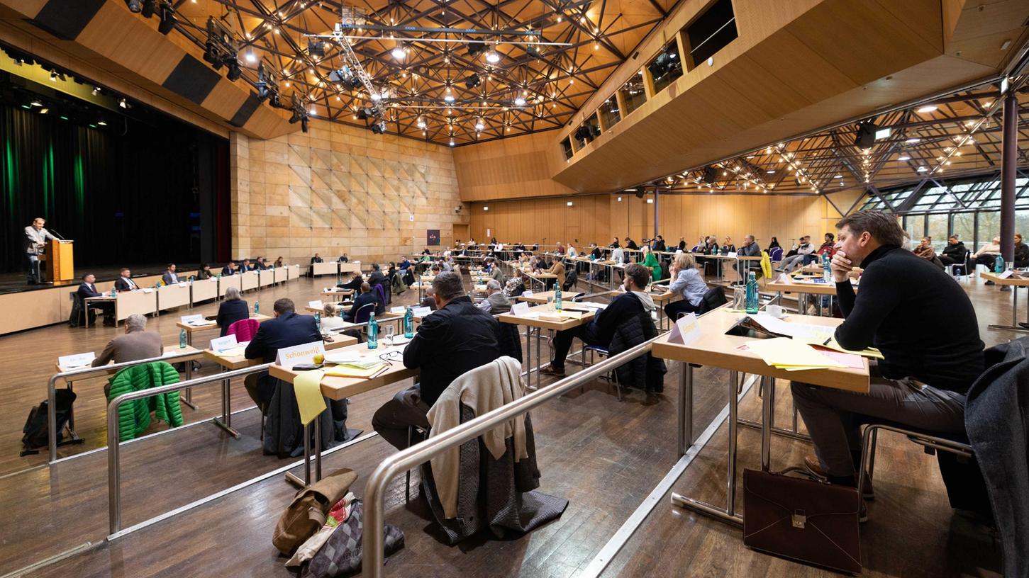 Wie 2021 fanden die Etatberatungen auch diesmal in der Fürther Stadthalle statt. Wie 2021 fanden die Etatberatungen auch diesmal in der Fürther Stadthalle statt.