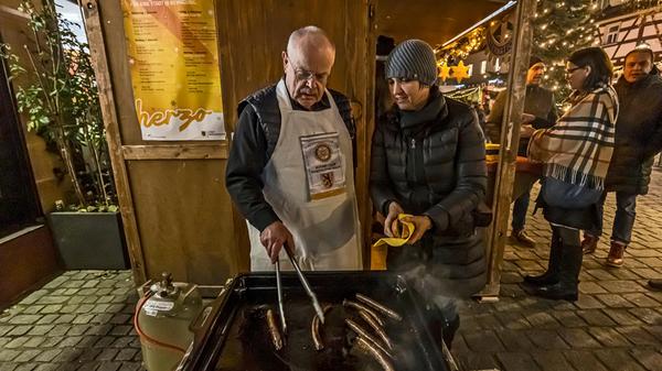 Beim Rotary-Club Herzogenaurach gibt es extralange Bratwürste - die für einen guten Zweck verkauft werden.