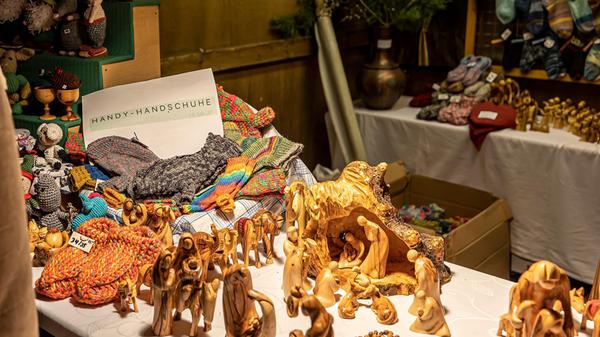 Wer noch handgeschnitzte Krippenfiguren sucht, wird auch fündig.