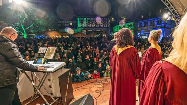 ...und bereitet kleine wie große Fans auf den "Golden Gospel Choir" mit seinem Leadsänger Oliver Schott vor...