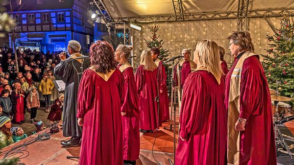 ...der uramerikanisch vollfette Weihnachtslieder serviert.