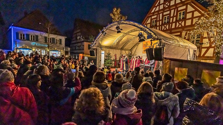 Die Türchen des Lebendigen Adventskalenders auf dem Herzogenauracher Marktplatz werden vom 1. bis zum 23. Dezember geöffnet.